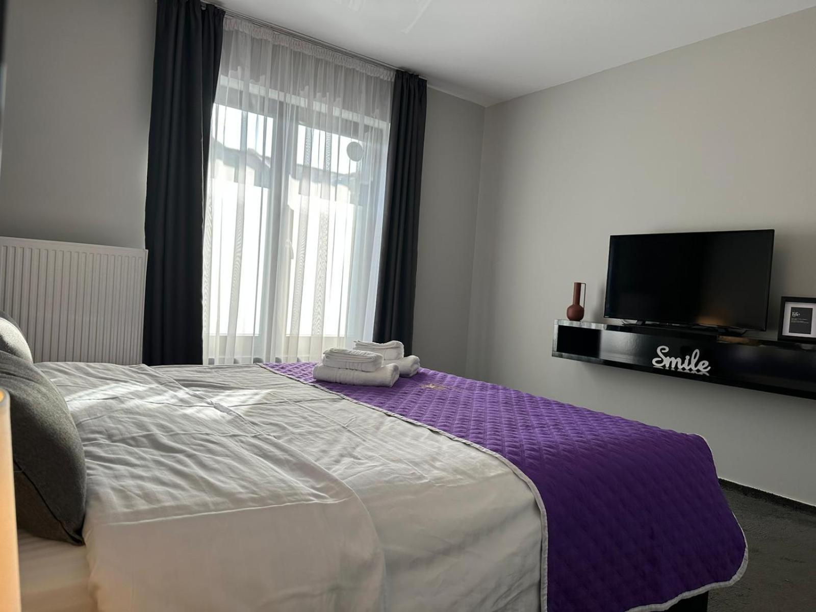 Luxury Glam Apartments & Studios Near Coresi Mall Брашов Экстерьер фото