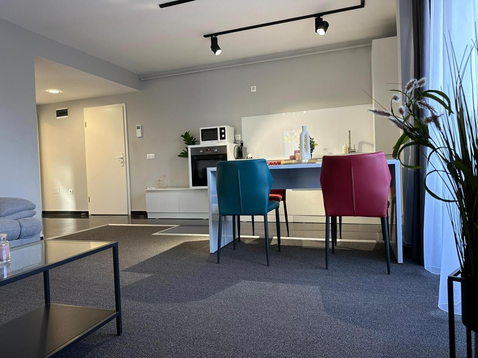 Luxury Glam Apartments & Studios Near Coresi Mall Брашов Экстерьер фото