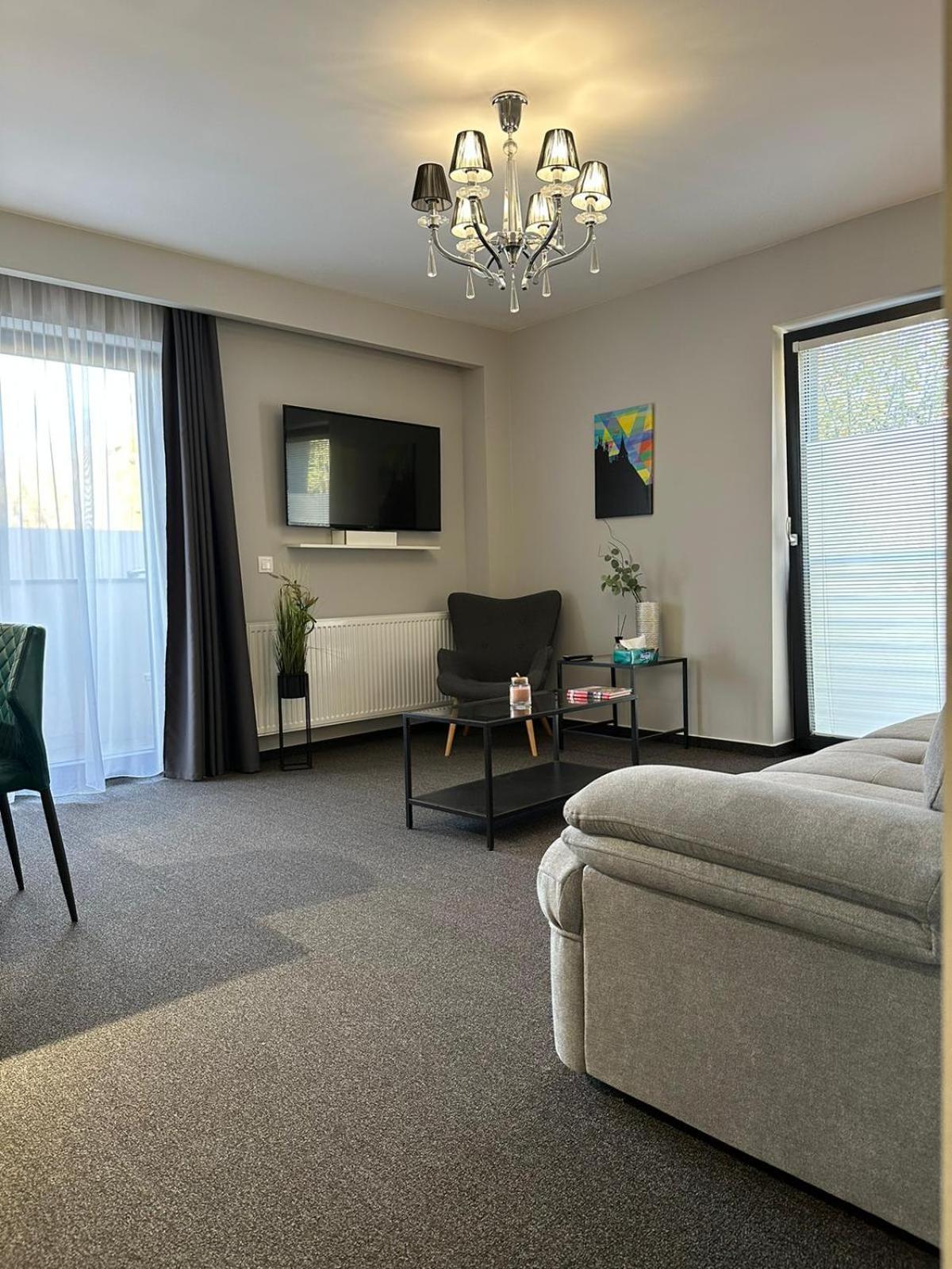 Luxury Glam Apartments & Studios Near Coresi Mall Брашов Экстерьер фото