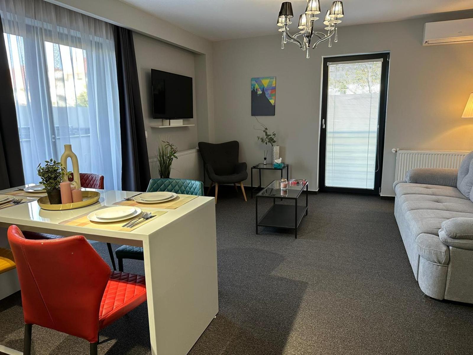 Luxury Glam Apartments & Studios Near Coresi Mall Брашов Экстерьер фото
