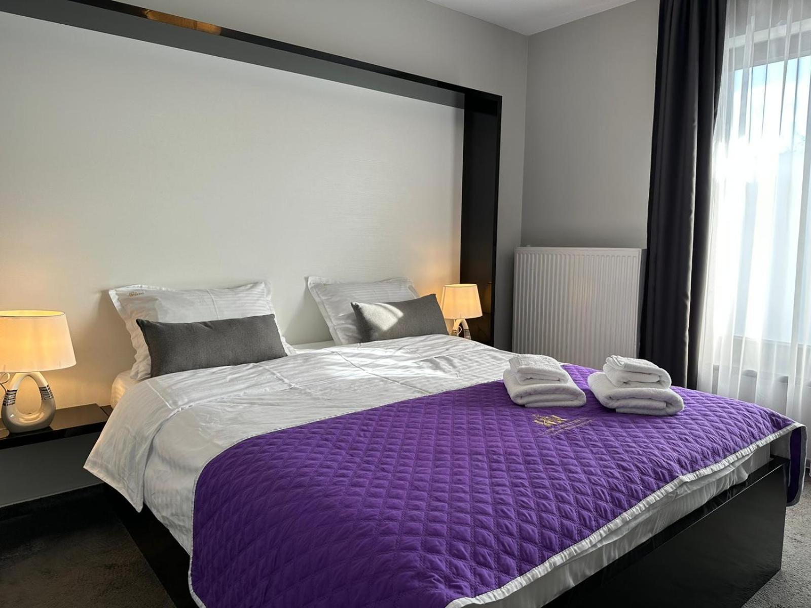 Luxury Glam Apartments & Studios Near Coresi Mall Брашов Экстерьер фото