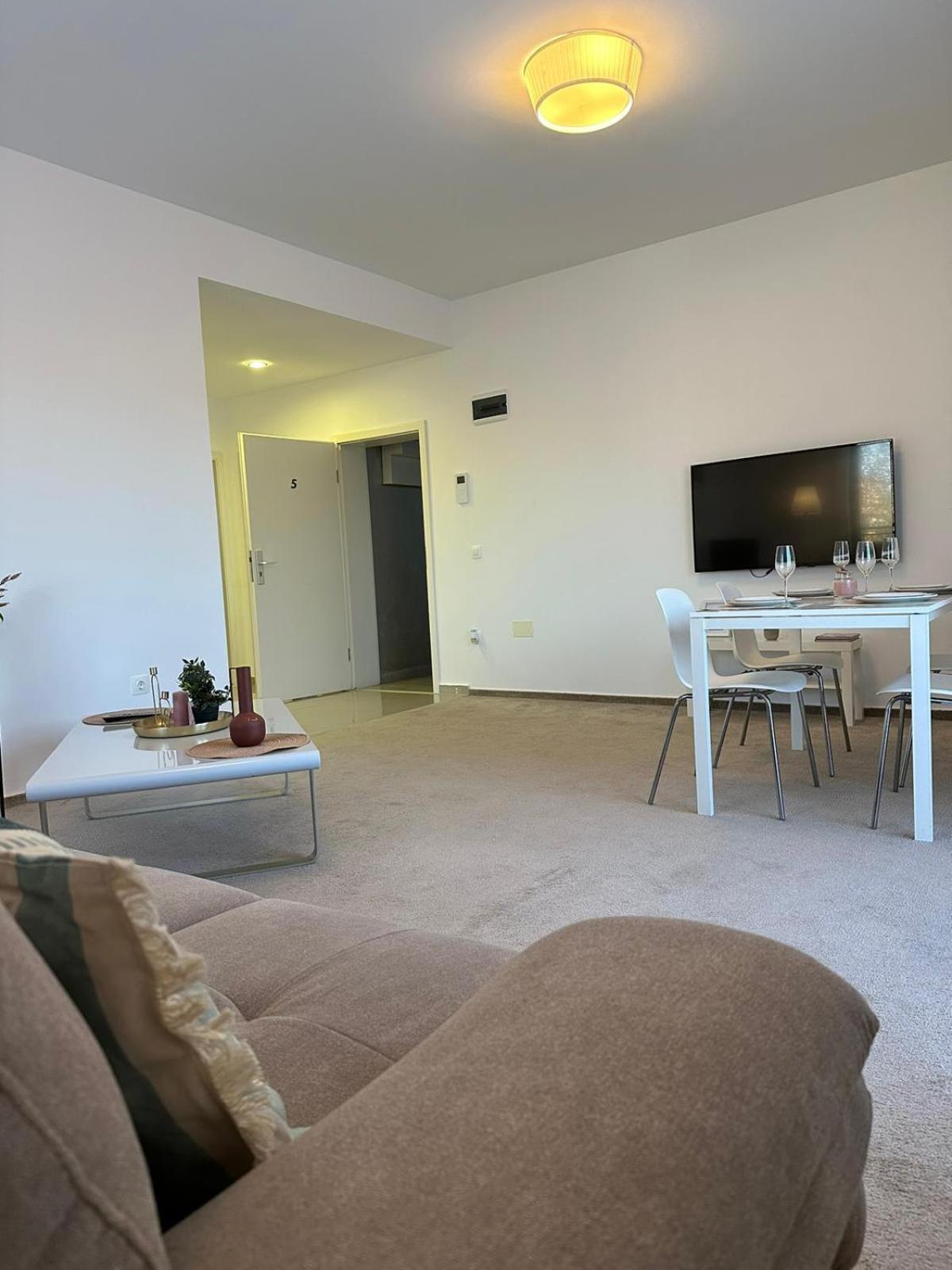 Luxury Glam Apartments & Studios Near Coresi Mall Брашов Экстерьер фото